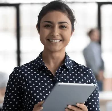 Mujer recibiendo solicitud en iPad